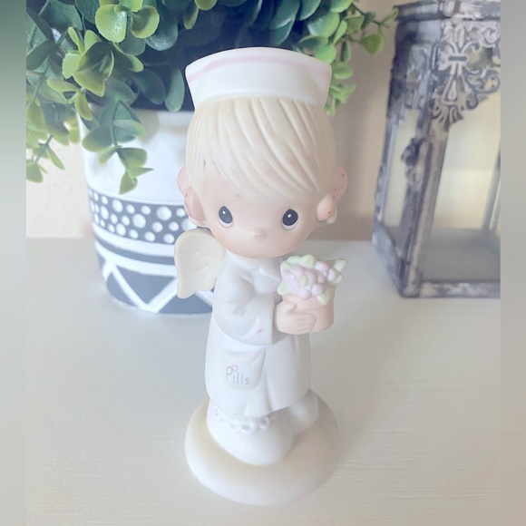 1986 PRECIOUS MOMENTS "Angel of Mercy" 102482 Collectible 5 1/2" - Picture 1 of 5